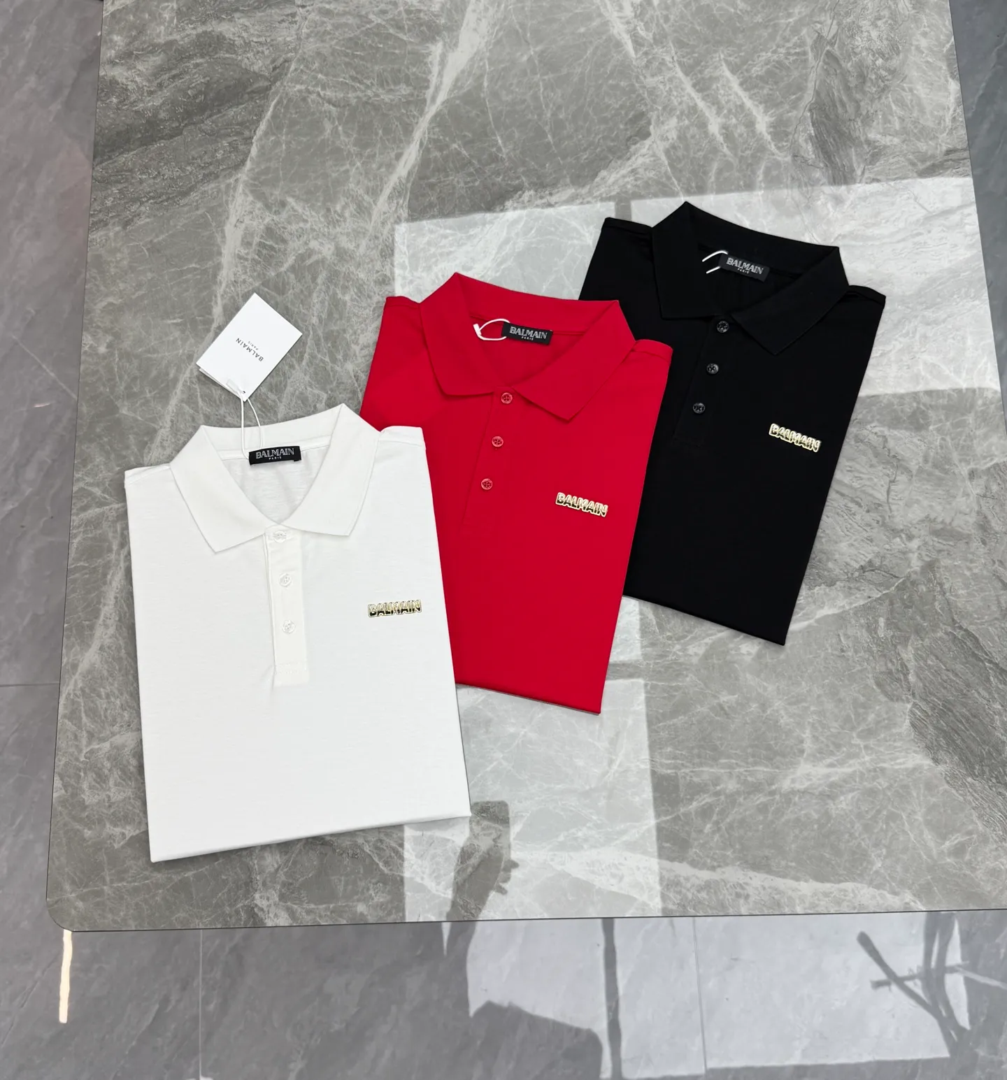 ⚜️"BALMAIN Balmain Mercerized Pique Cotton Business Polo, a collision of Parisian avant-garde and neatness" is based on the aesthetics of the French avant-garde luxury brand BALMAIN. It selects mercerized pearl cotton fabric with its own soft light and three-dimensional texture. It is breathable to wick away sweat and remains silky and crisp after long wear. The metallic texture gradient embroidered logo on the chest and the high-frequency three-dimensional heat transfer process highlight the brand identity in a low-key manner, injecting Paris' avant-garde attitude into daily wear. The neat tailoring flatters the body shape. Whether it is a business meeting, daily commuting or a light social occasion, you can easily achieve the style of a pioneering gentleman. All three standards! Color: Black.White.Bright Red.Sizes: M-3XL slim fit ❗️ (S and 4XL can be customized) 175/140 pounds recommended L